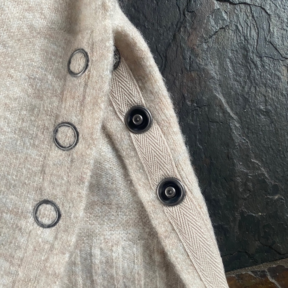 2 sweaters - Picture 7 of 8